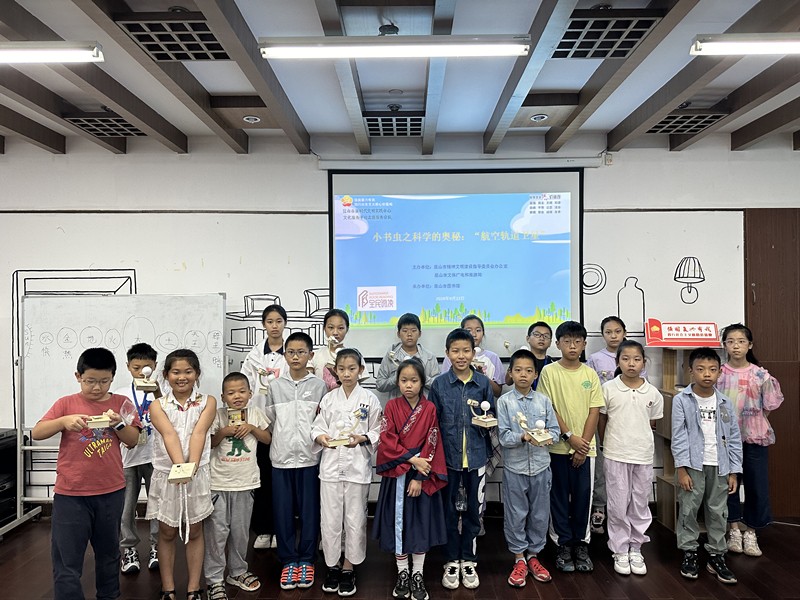 1727068294983215.jpg 2024.9.22小書蟲之科學(xué)的奧秘:航空軌道衛(wèi)星11.jpg