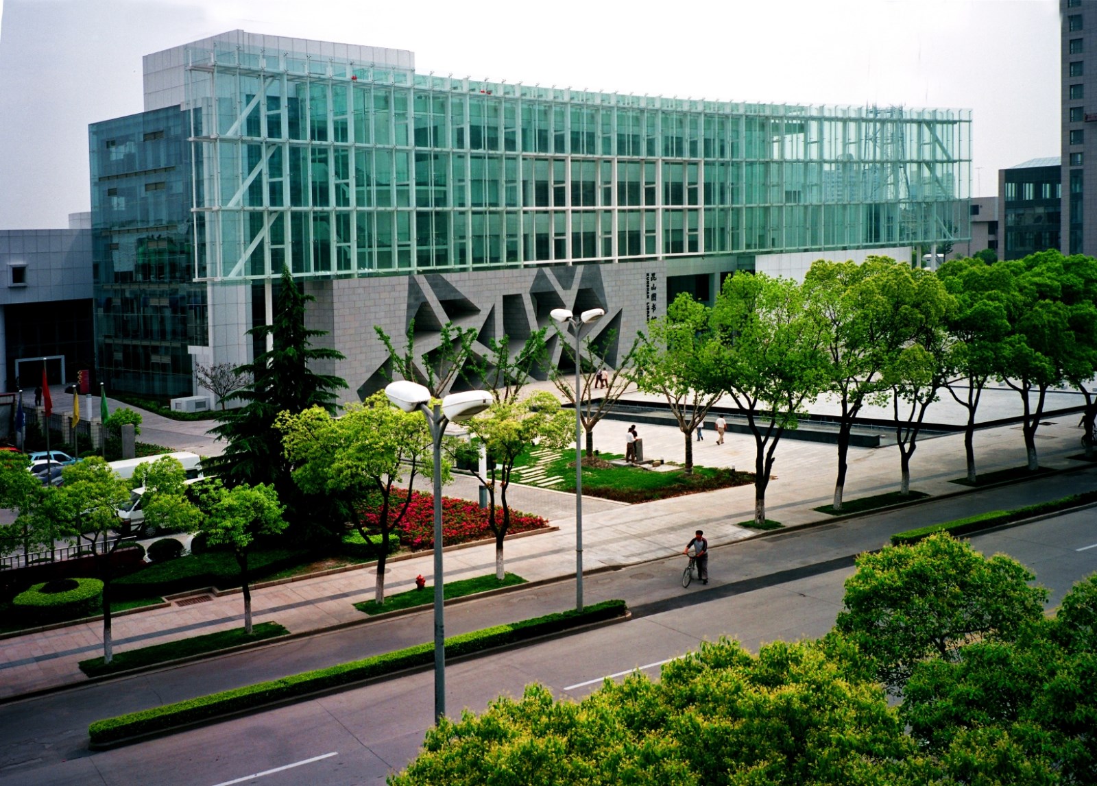 1617154556194366.jpg 圖書館大門.jpg